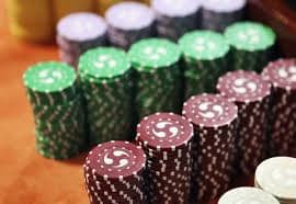 Pemain menggunakan smartphone memasuki sesi permainan live casino interaktif di win333